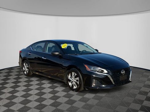 Used 2024 Nissan Altima 2.5 S FWD image 3