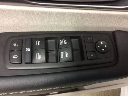 Used 2024 Chrysler Pacifica Touring-L image 14