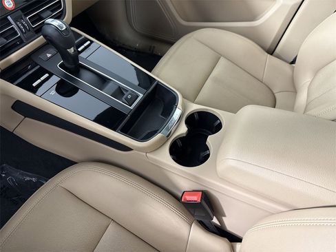 Certified 2022 Porsche Macan image 32