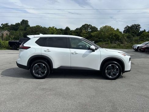 Used 2024 Nissan Rogue SV AWD/4WD image 8