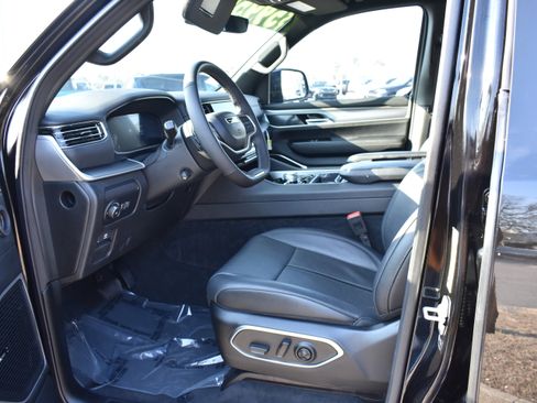 Used 2025 Jeep Wagoneer Series II w/ Premium Group I image 12