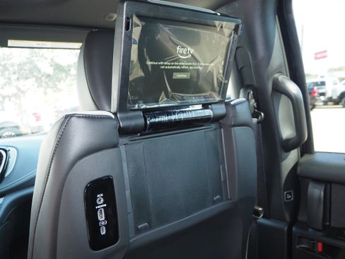 New 2026 Chrysler Pacifica Limited w/ Uconnect Theater Family Group image 20