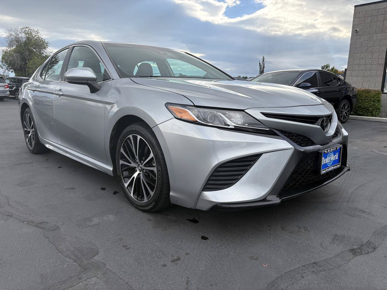 Used 2020 Toyota Camry SE FWD image 1