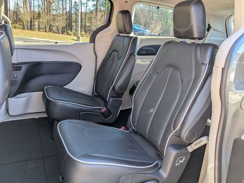 Used 2023 Chrysler Pacifica Limited image 33