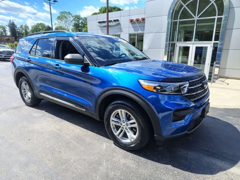 Used 2021 Ford Explorer XLT AWD/4WD image 2