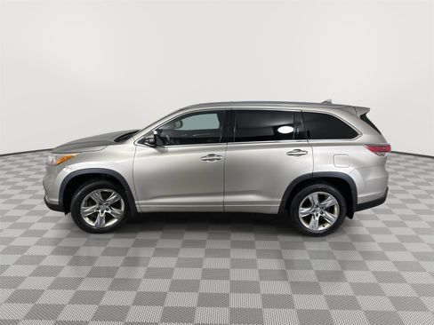 Used 2015 Toyota Highlander Limited w/ Driver Technology Package image 11