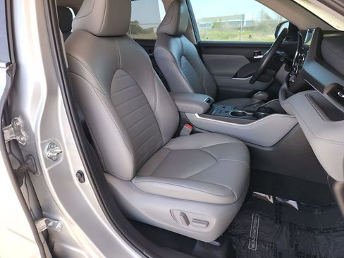 Used 2022 Toyota Highlander XLE image 16