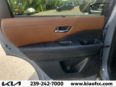Used 2024 Nissan Pathfinder Platinum FWD image 11
