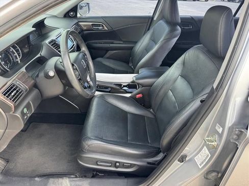 Used 2017 Honda Accord Touring image 9