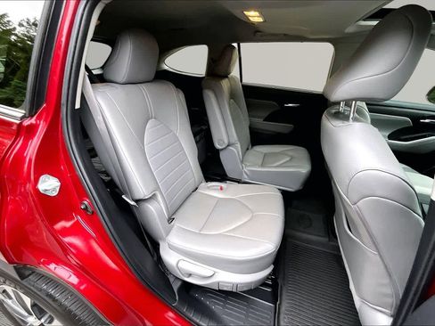 Used 2024 Toyota Highlander XLE AWD/4WD image 20