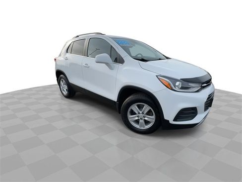 Used 2020 Chevrolet Trax LT w/ LT Convenience Package image 2