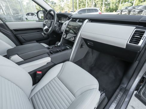 Used 2025 Land Rover Discovery S image 39