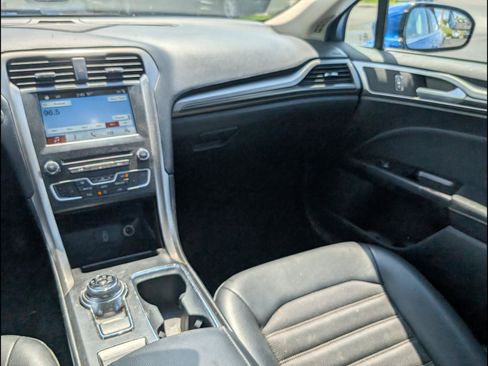 Used 2017 Ford Fusion SE w/ Equipment Group 201A FWD image 9