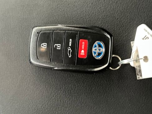 Used 2022 Toyota Venza XLE image 32