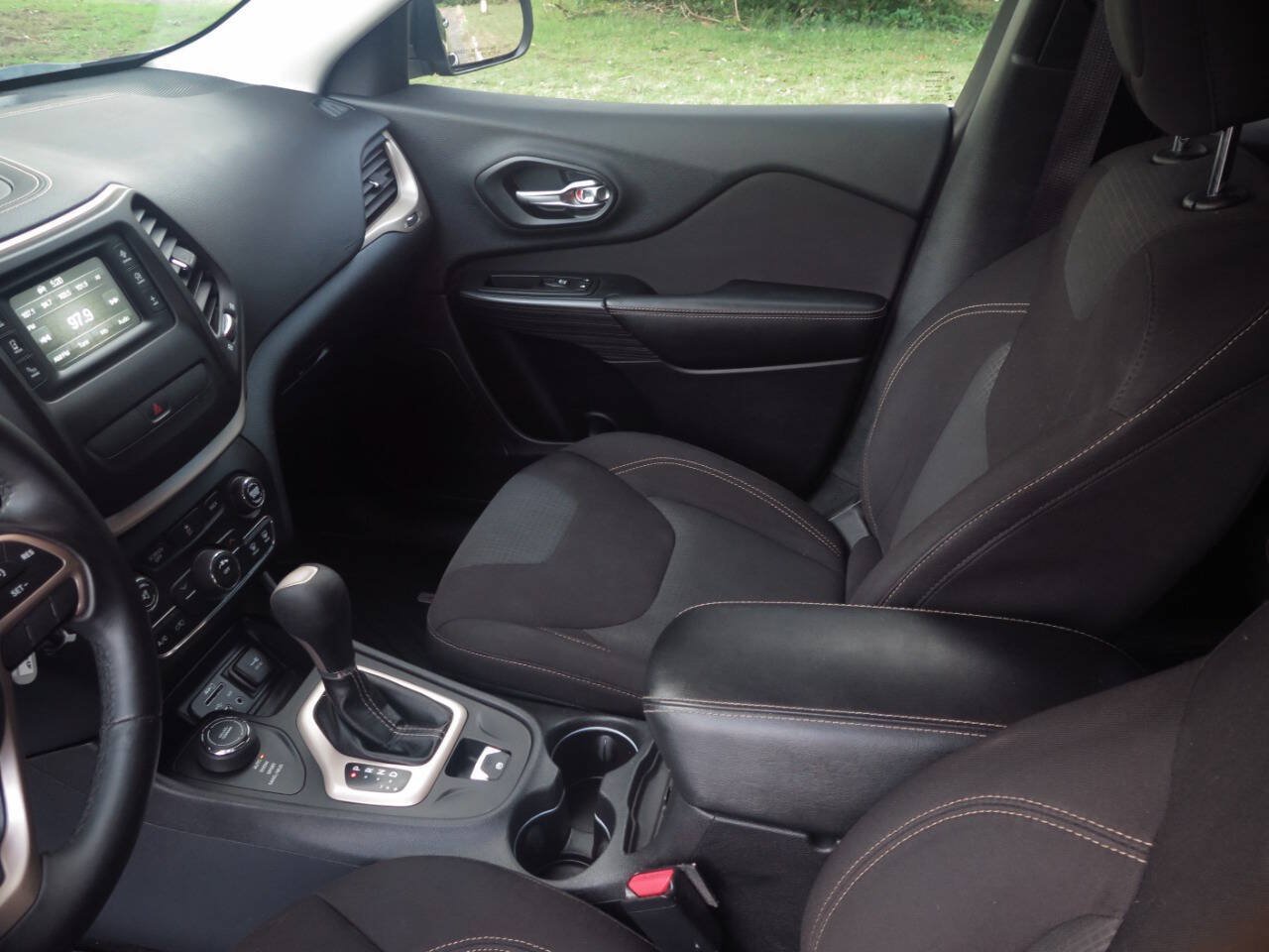 Used 2016 Jeep Cherokee Latitude AWD/4WD image 13
