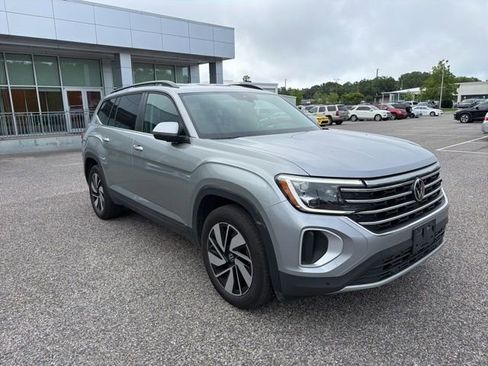 Used 2025 Volkswagen Atlas SE AWD/4WD image 3