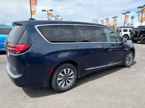 Used 2023 Chrysler Pacifica Limited FWD image 12