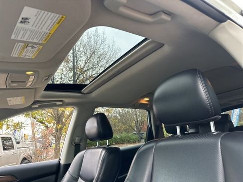 Used 2020 Nissan Pathfinder Platinum image 4