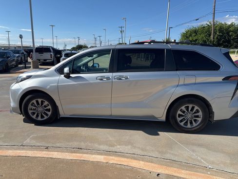 Used 2022 Toyota Sienna XLE FWD image 6