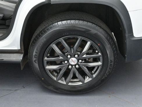 Used 2019 GMC Acadia SLT FWD image 32