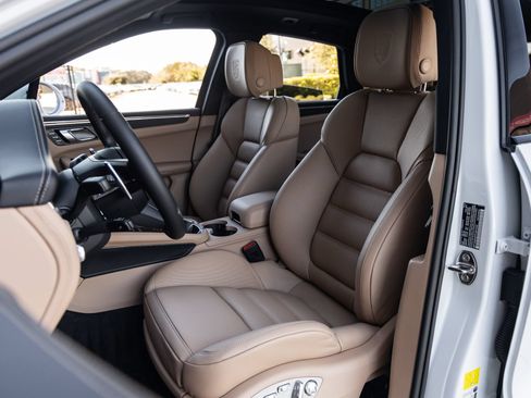Certified 2026 Porsche Macan S AWD/4WD image 5