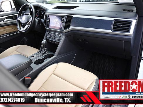 Used 2021 Volkswagen Atlas Cross Sport SE w/ Panoramic Sunroof Package FWD image 12