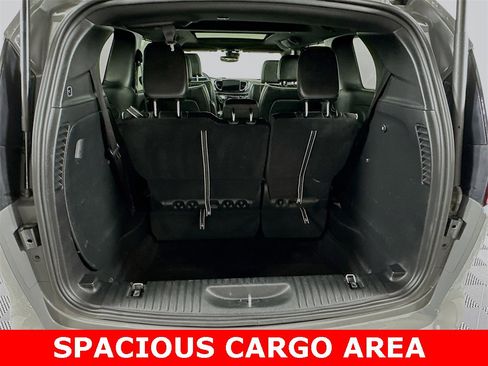 Used 2025 Chrysler Pacifica Limited image 10