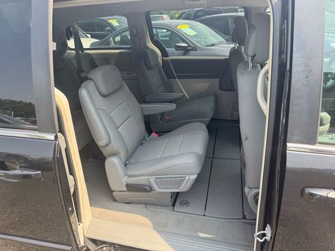 Used 2010 Chrysler Town & Country LX image 41