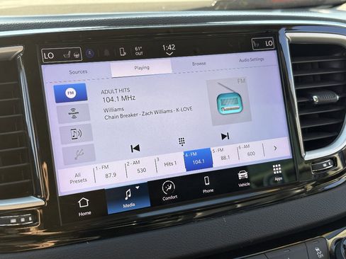 Used 2023 Chrysler Pacifica Touring-L FWD image 37