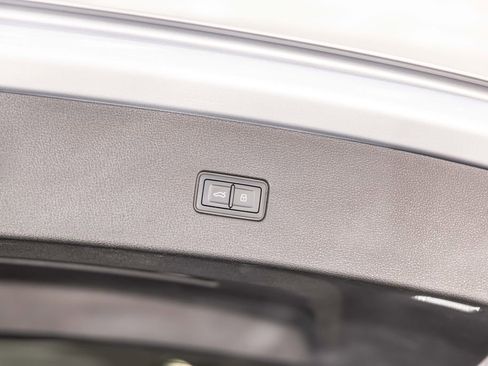 Used 2022 Audi Q8 Premium image 18