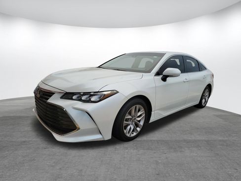 Used 2020 Toyota Avalon XLE w/ Moonroof Package image 3