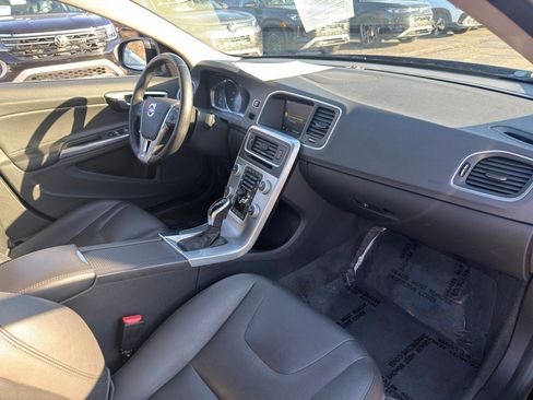 Used 2017 Volvo S60 T5 Inscription image 32