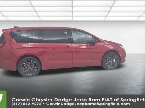 Certified 2026 Chrysler Pacifica Select image 16