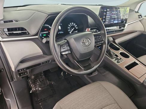 Used 2024 Toyota Sienna LE FWD image 13