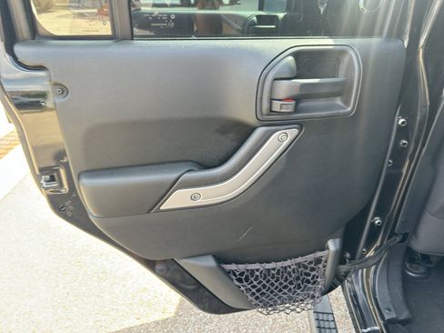 Used 2018 Jeep Wrangler Unlimited Sahara image 13