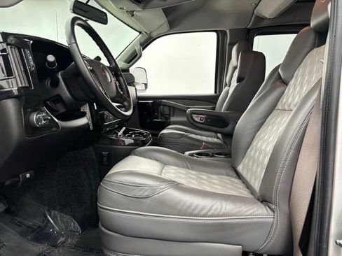 Used 2022 GMC Savana 2500 Extended w/ Enhanced Convenience Package image 19