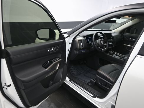 Used 2024 Nissan Pathfinder Platinum image 19