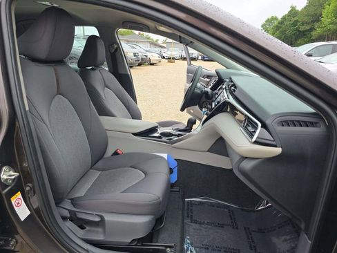 Used 2018 Toyota Camry LE FWD image 12