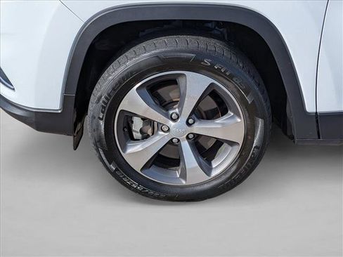 Used 2020 Jeep Cherokee Limited image 9