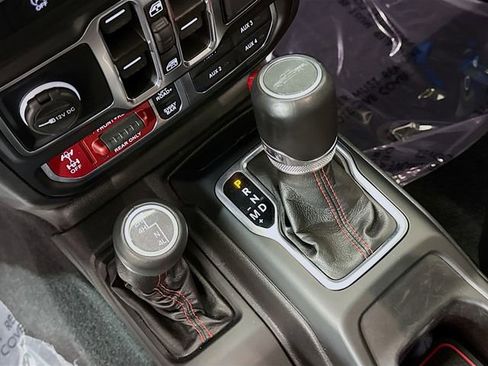 Used 2022 Jeep Gladiator Rubicon w/ Cold Weather Group image 17