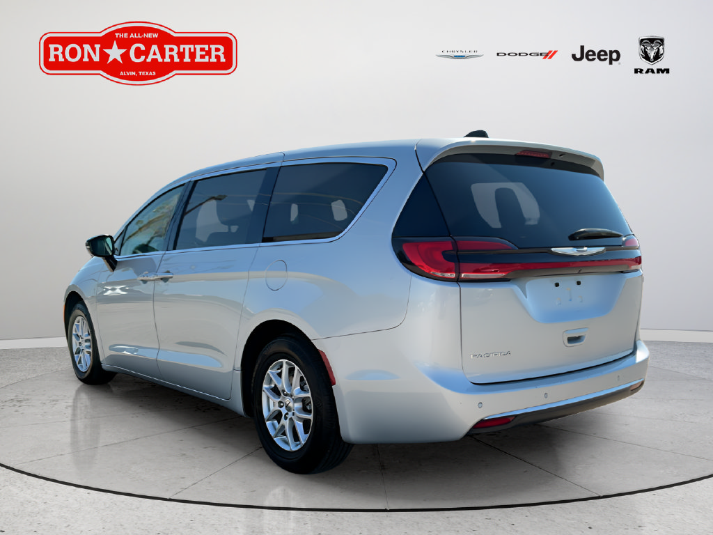 Used 2024 Chrysler Pacifica Touring-L FWD image 4
