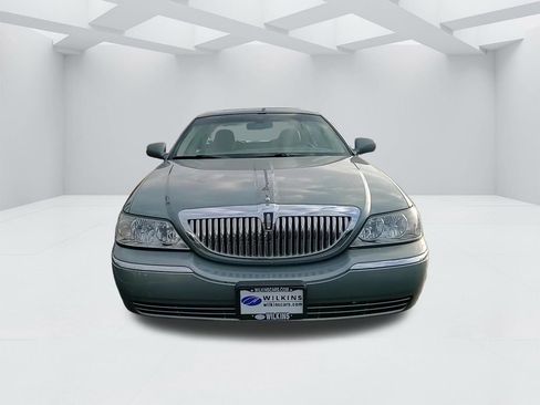 Used 2006 Lincoln Town Car Signature L image 10