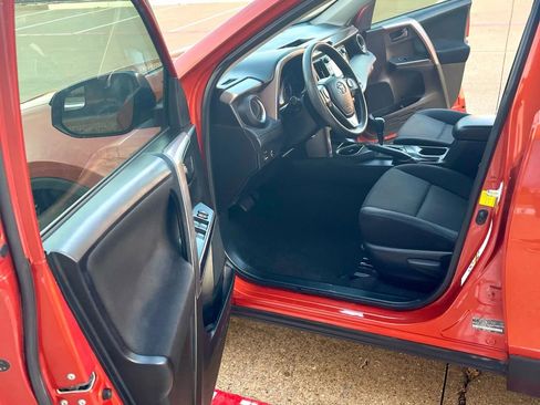 Used 2016 Toyota RAV4 LE image 9
