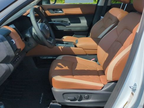 New 2026 Nissan Pathfinder Platinum FWD image 11