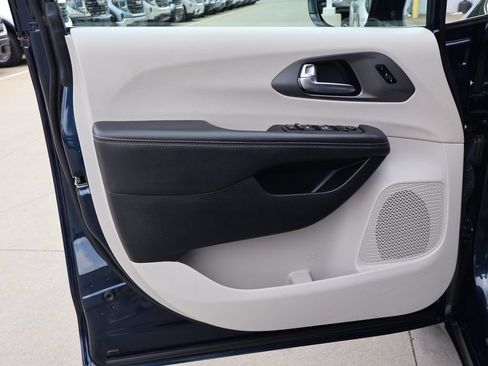 Used 2024 Chrysler Pacifica Touring-L FWD image 11