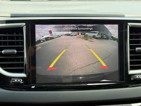 Used 2024 Chrysler Pacifica Touring-L FWD image 25