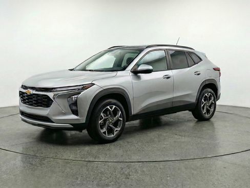 Used 2025 Chevrolet Trax LT image 3