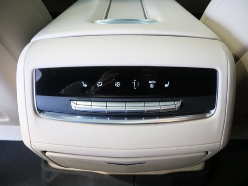 Used 2023 Cadillac Escalade Premium Luxury AWD/4WD image 38