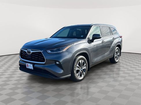 Used 2021 Toyota Highlander XLE image 6
