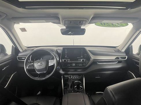 Certified 2020 Toyota Highlander XLE AWD/4WD image 13